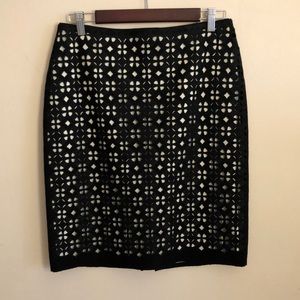 Skirt black and white collar.